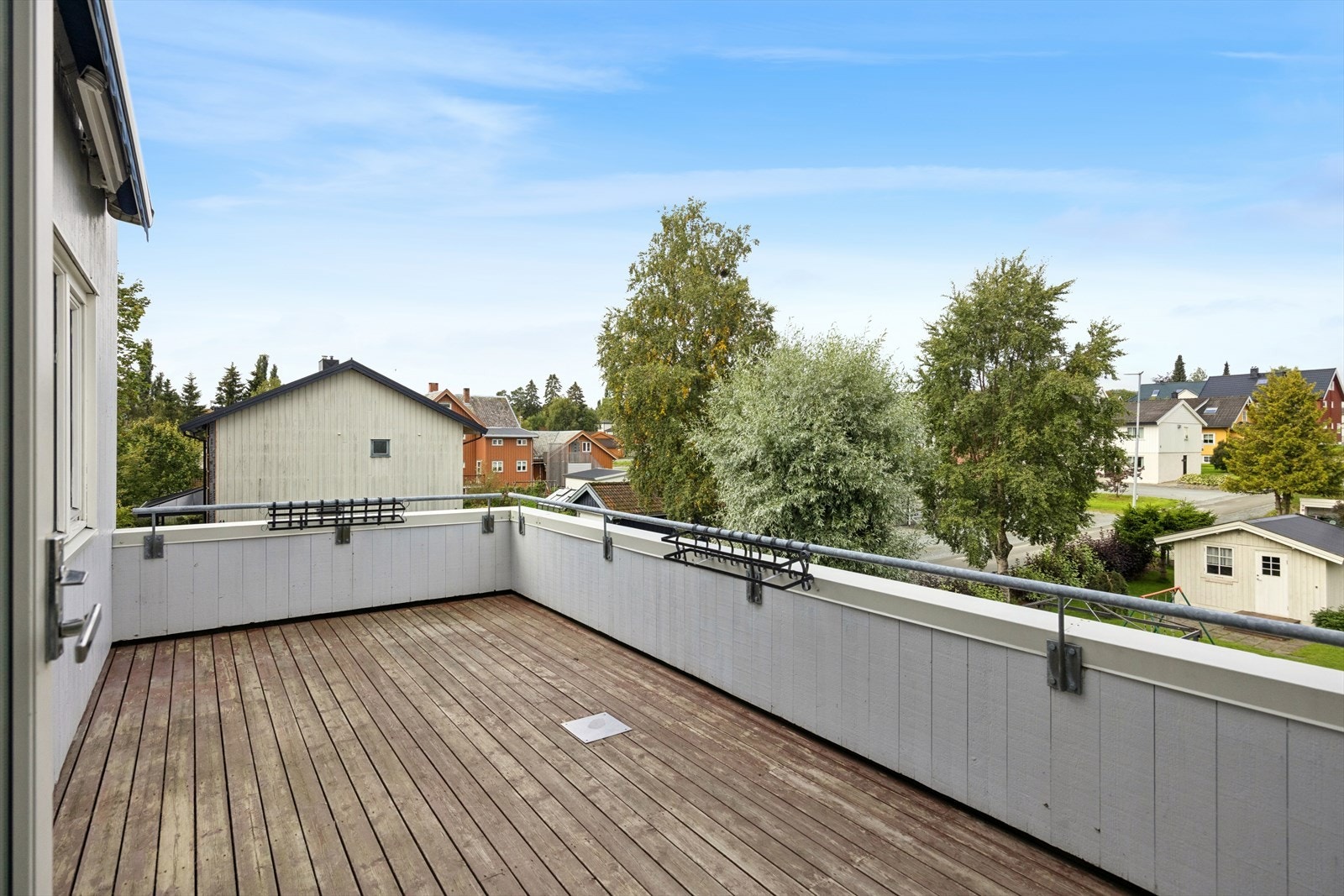 Leiligheten har en stor solrik og skjermet sørvendt terrasse på hele 19 kvm. Galleribilde