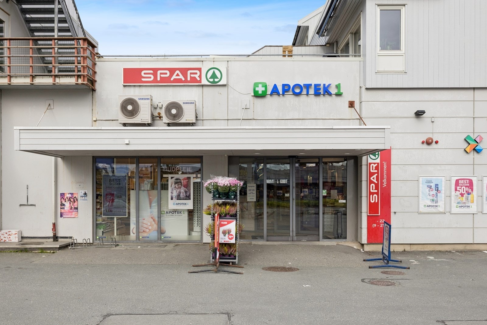 I samme bygg som leiligheten finner du dagligvarebutikk, apotek og restaurant. Galleribilde