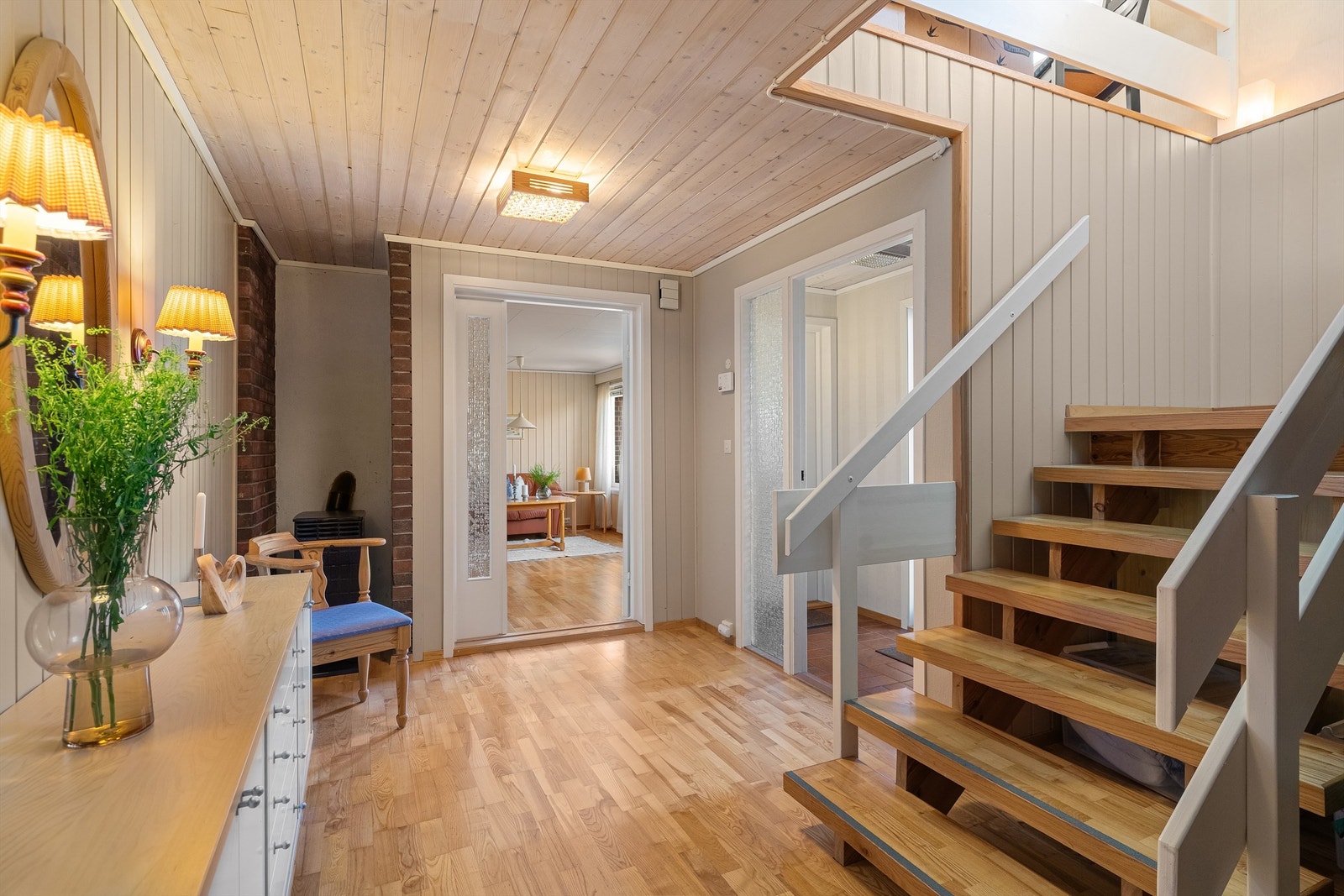 Fra hallen er det satt inn dør til leiligheten da denne ble benyttet av familie. Denne kan blendes ved utleie Galleribilde