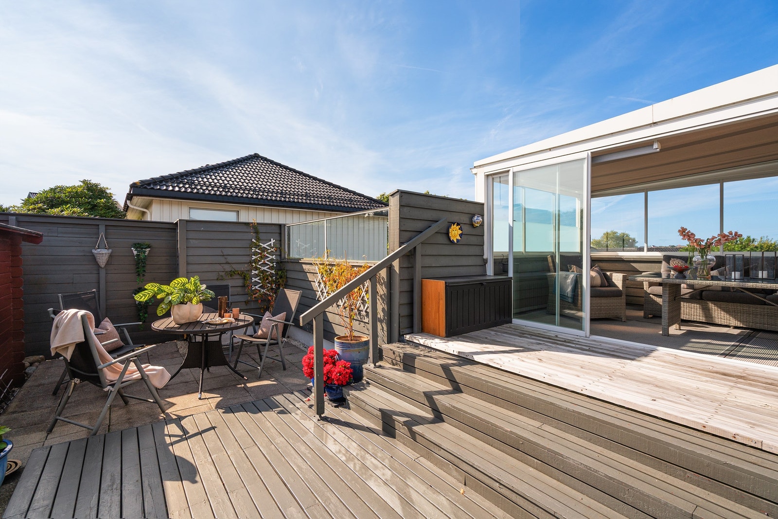 Åpen terrasse på til sammen ca. 21 m² med utgang fra stuen. Galleribilde