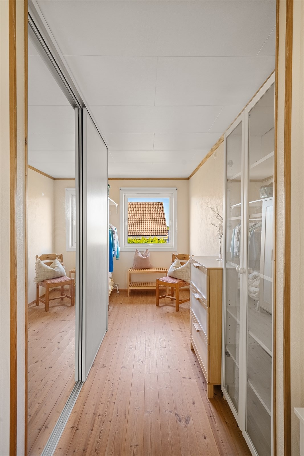 tidligere soverom er idag benyttet som garderobe, med rikelig med oppbevaringsplass. Galleribilde