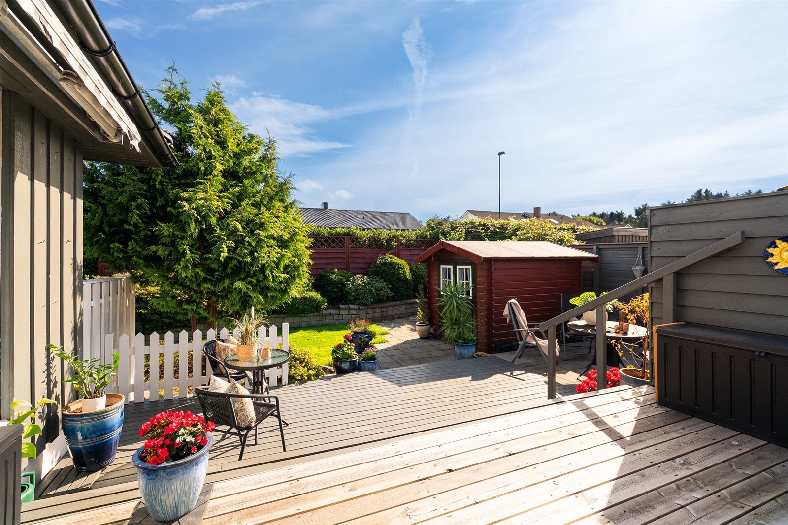 Flere soner for utemøbler på de store terrasseflatene. Galleribilde