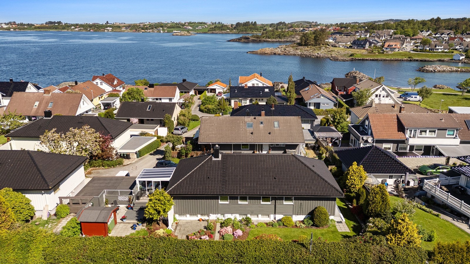 Boligen har fin plassering i nabolaget med nærhet til sjø, badeplasser og hvit sandstrand Galleribilde