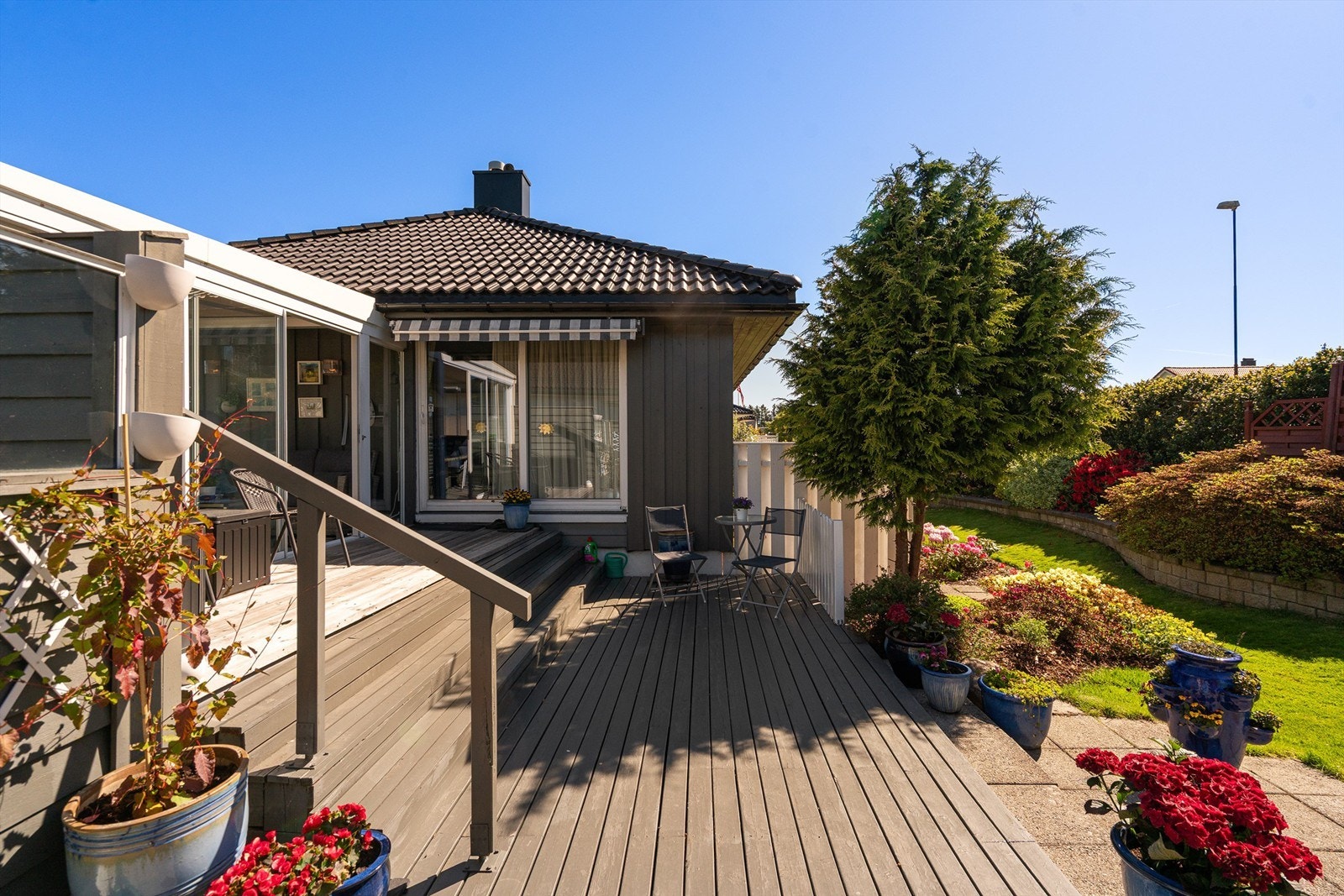 Terrasse i trekonstruksjon med rekkverk av tre. Galleribilde