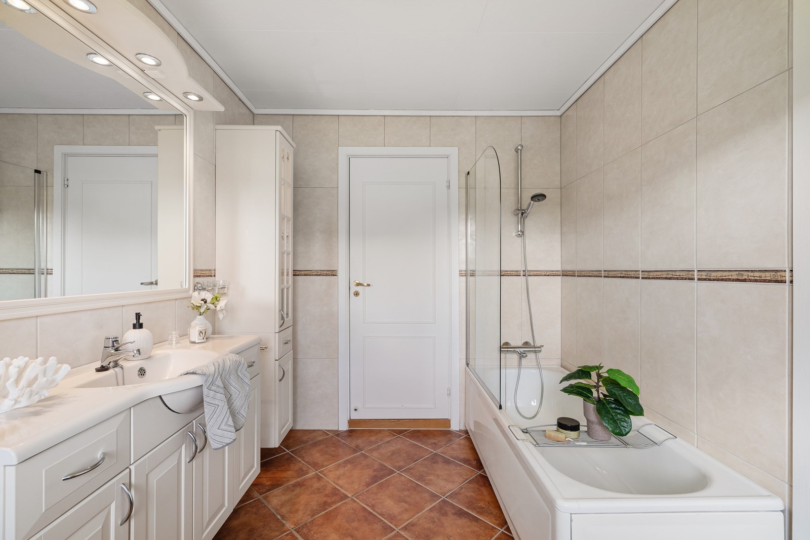 Badet i andre etasje har badekar og flislagt gulv med gulvvarme. Galleribilde