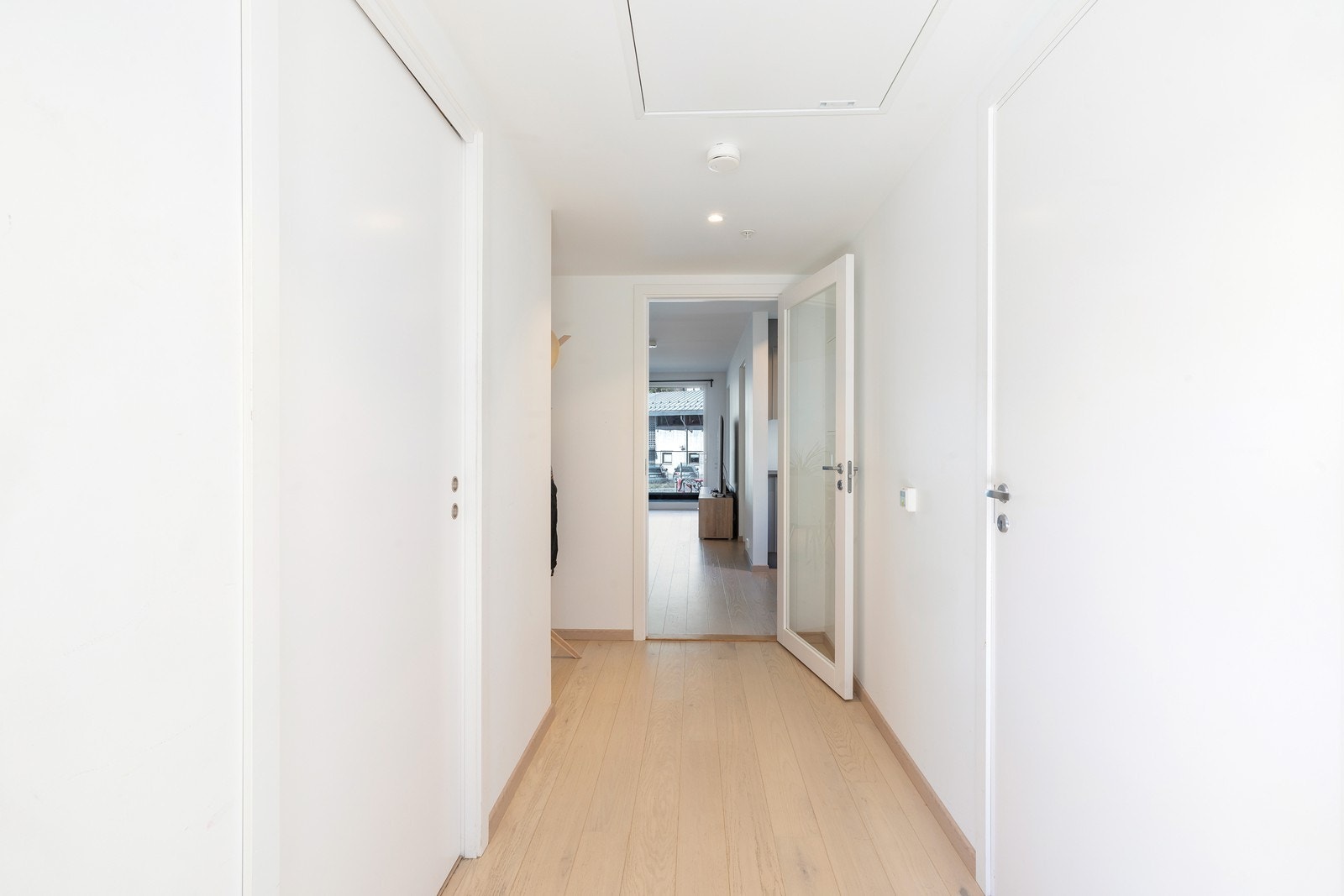 I gangen har man plass til å henge fra seg klær og sko. Fra gangen har man inngang til leilighetens øvrige rom, foruten hovedsoverom. Galleribilde