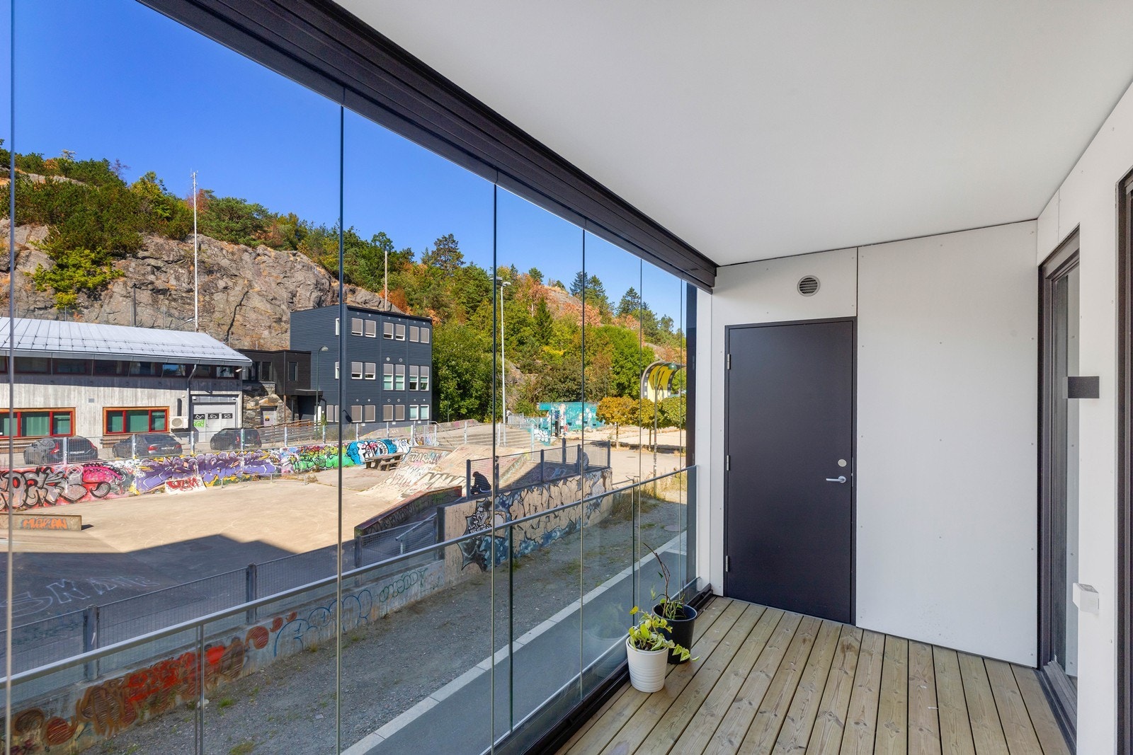 Fra stuen er det utgang til balkong. Balkongen er innglasset og er derav et ekstra rom i leiligheten store deler av året. Fra balkongen er det inngang til en praktisk bod. Galleribilde
