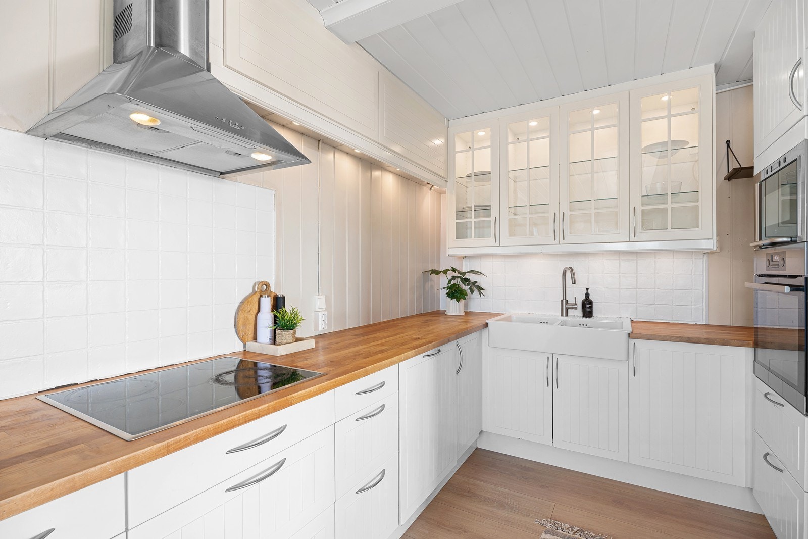 Praktisk og tidløst IKEA-kjøkken med gode oppbevaringsløsninger og arbeidsflater. Galleribilde