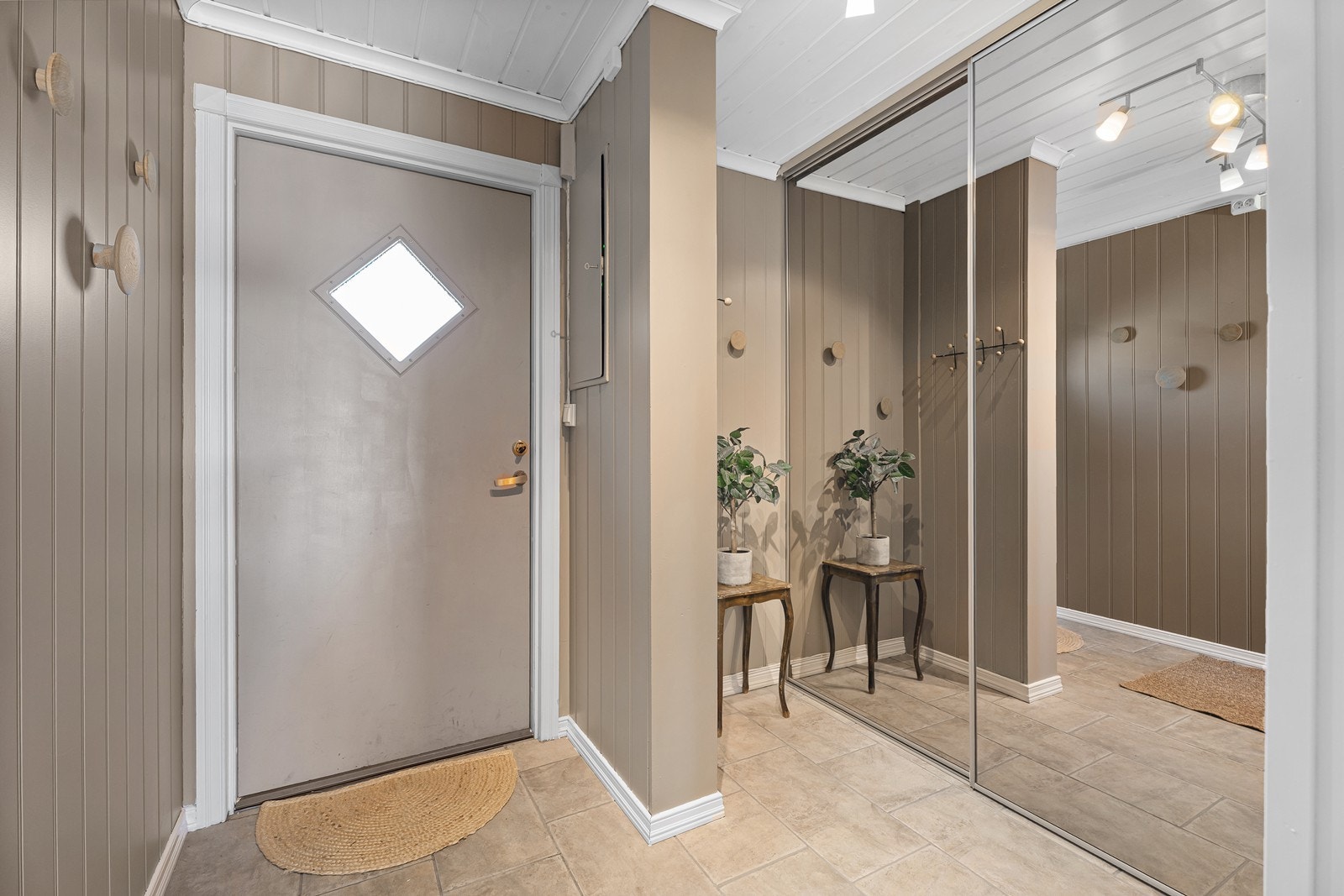 Velkommen inn! Her er en tidligere redskapsbod gjort om til å utvide gangen med garderobeskap. Galleribilde
