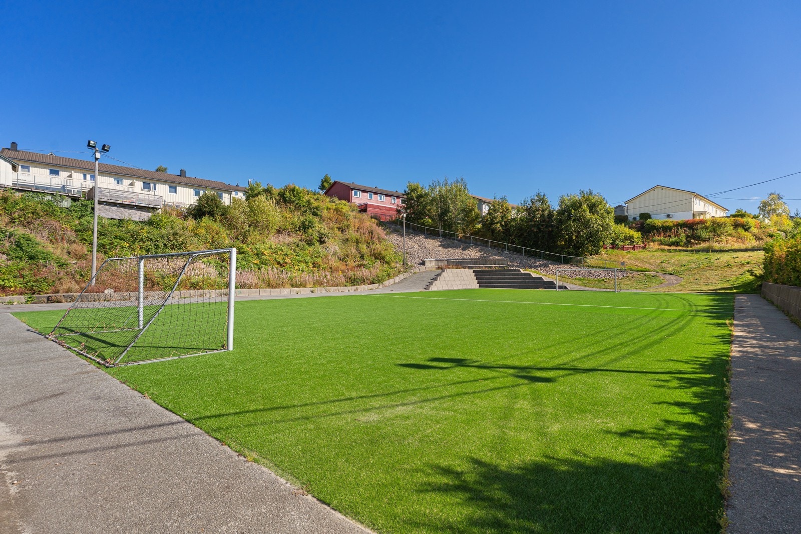 Fotballbane et steinkast unna boligen Galleribilde