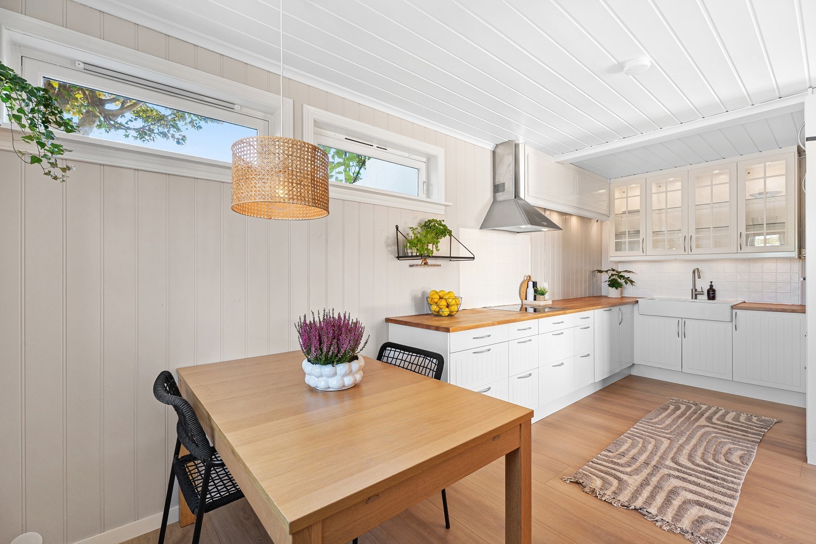 Hyggelig spiseplass på kjøkkenet, perfekt for en rolig start på dagen. Galleribilde