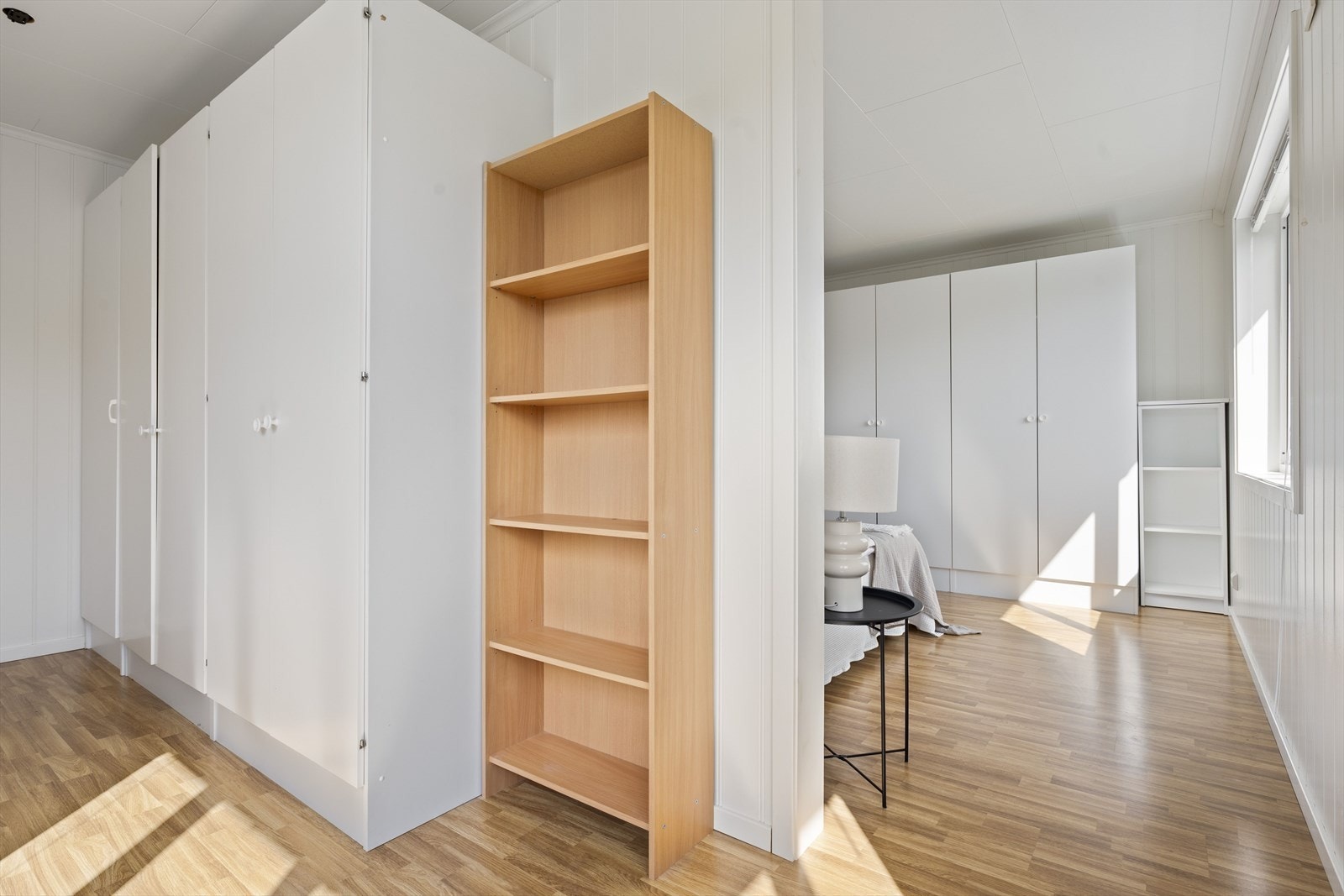 Rundt hjørnet har man en egen "walk-in garderobe", og godt med klesoppbevaring. Galleribilde
