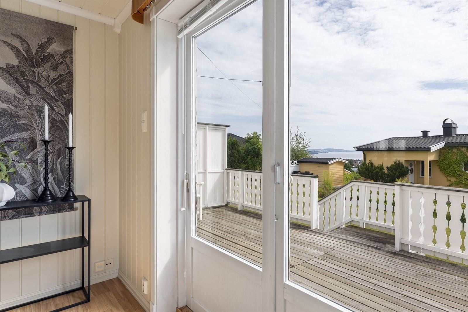 Utgang til boligens terrasse via doble terrassedører. Galleribilde