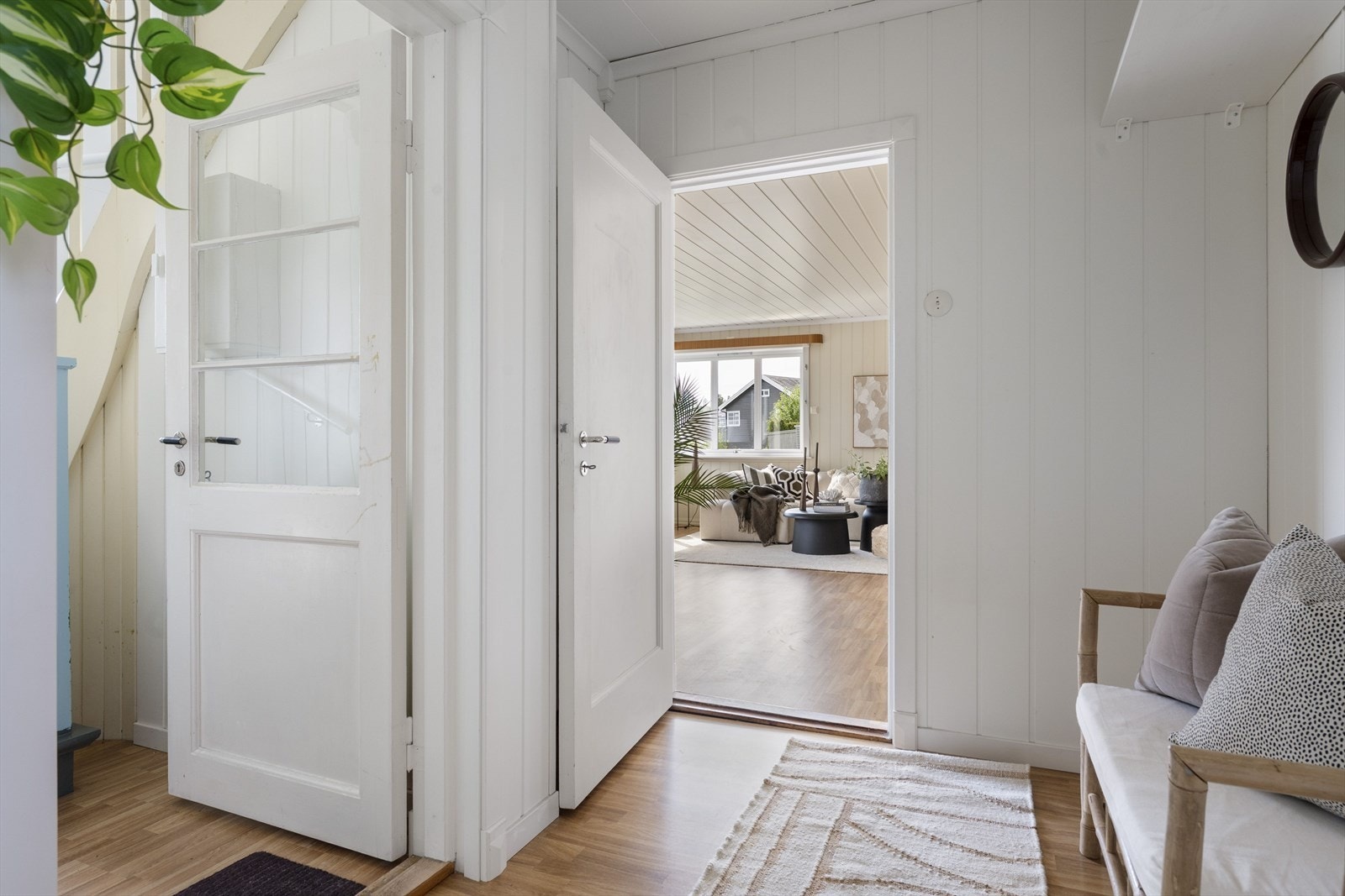 Tilgang videre inn i stuen eller opp til andre etasje. Galleribilde