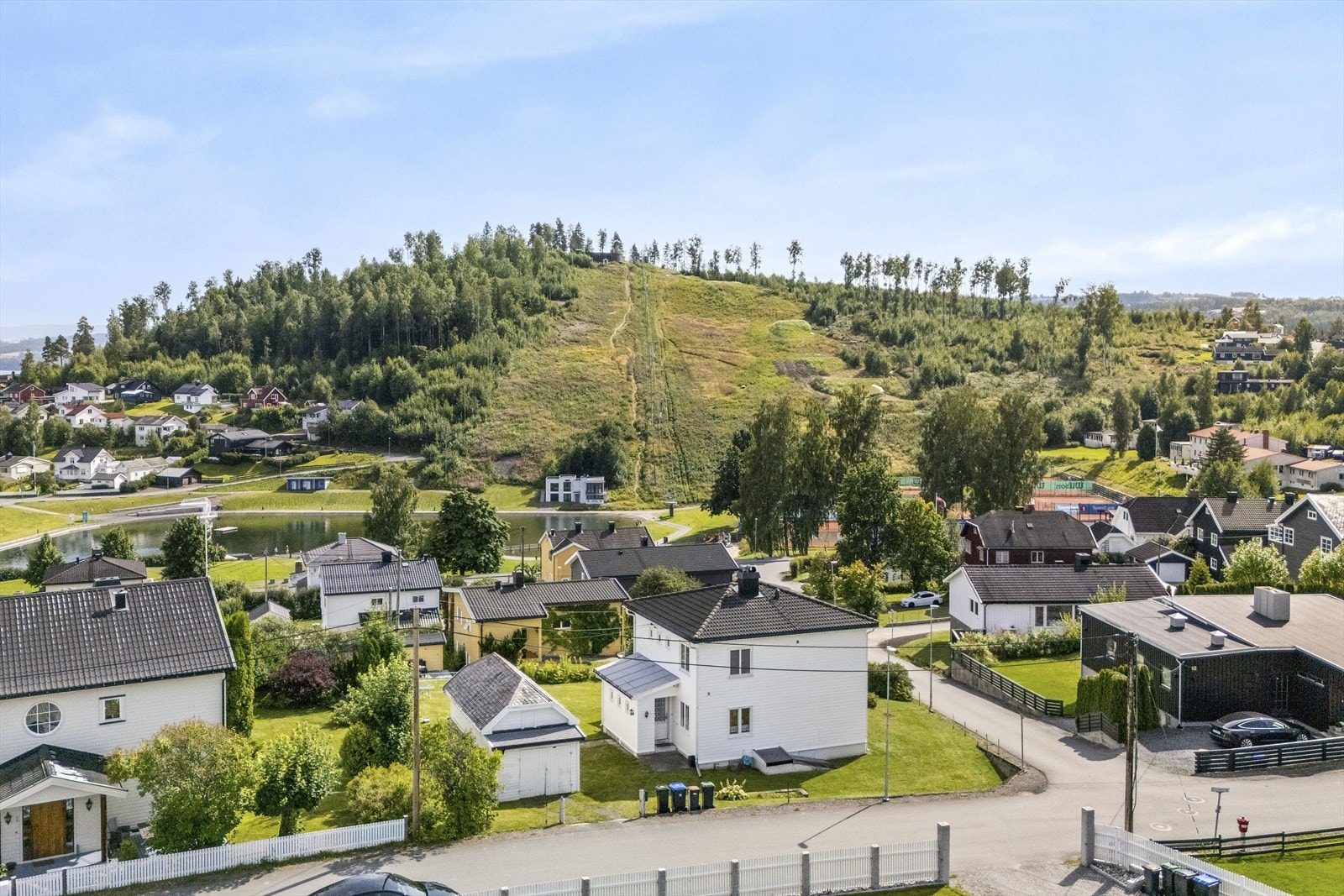 Boligen ligger i et koselig og barnevennlig nabolag. Galleribilde