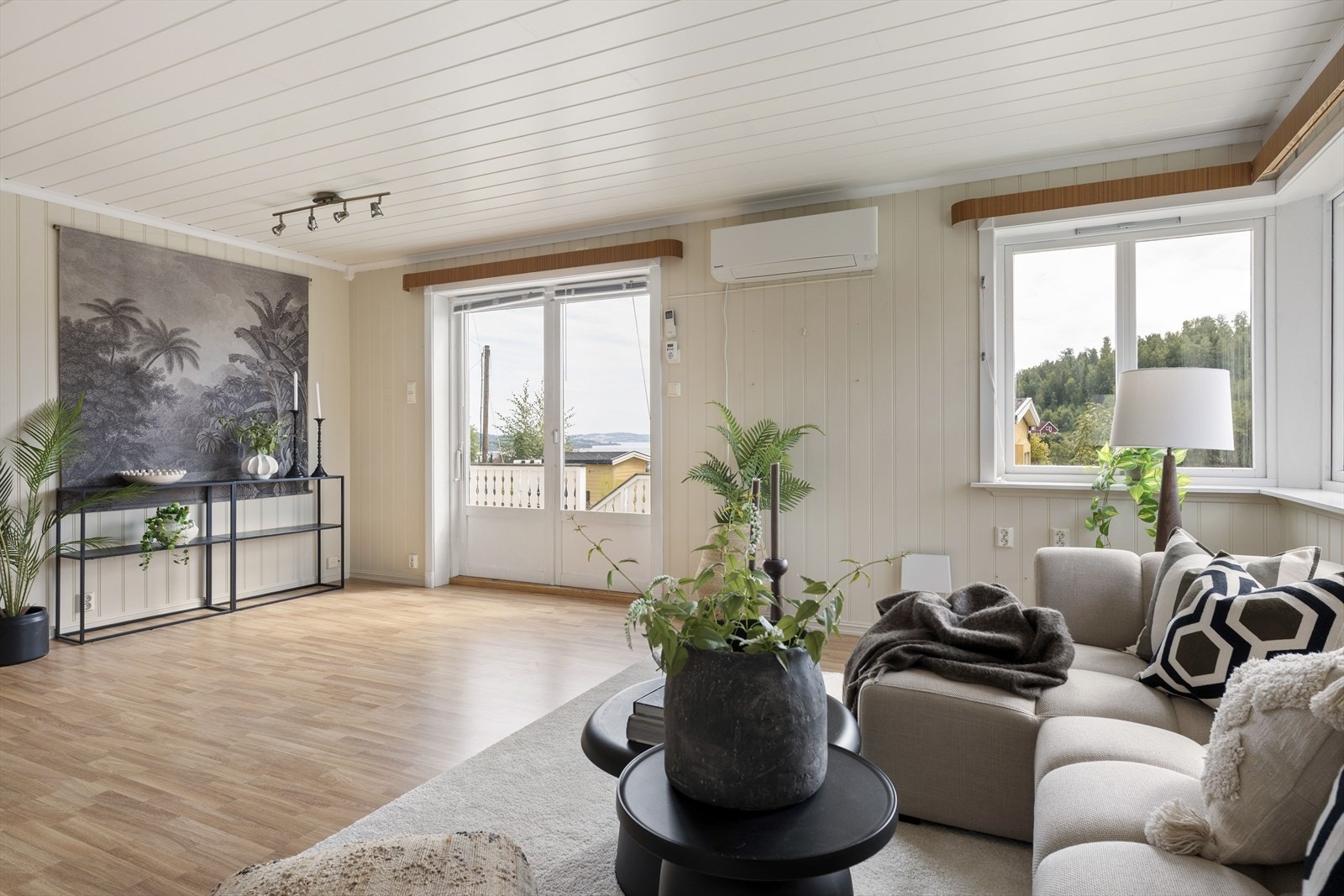 Stuen er lys og romslig som tillater flere møbleringsmuligheter. Galleribilde