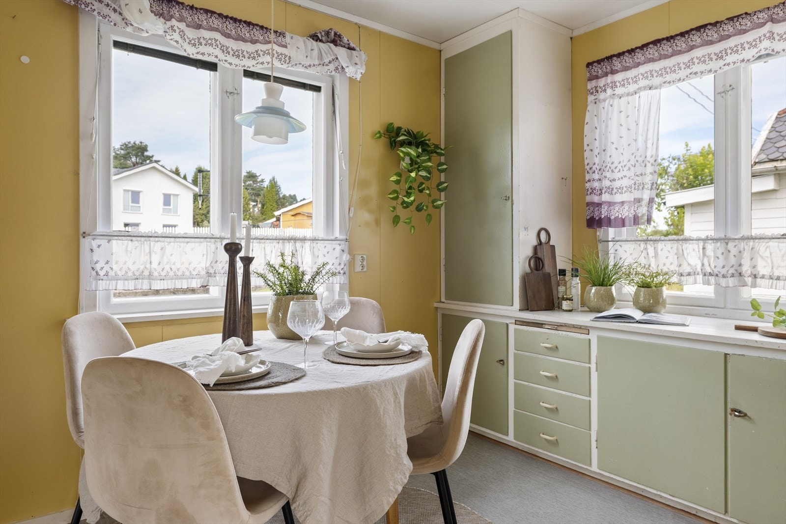 Kjøkkenet kan benyttes i dag med frittstående hvitevarer. Galleribilde
