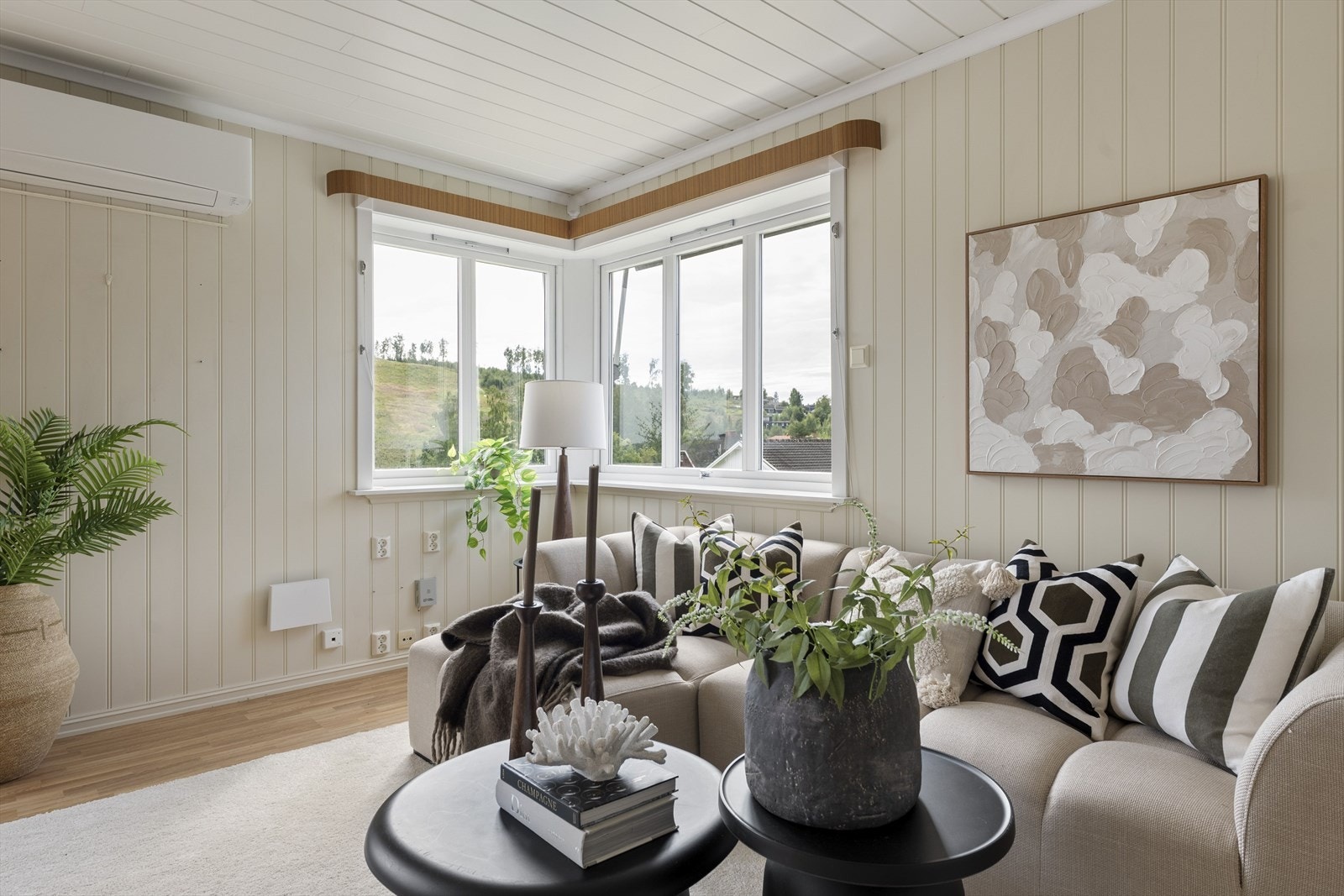 Boligen ligger fint til og har fin utsikt fra stuen mot Fastland. Galleribilde