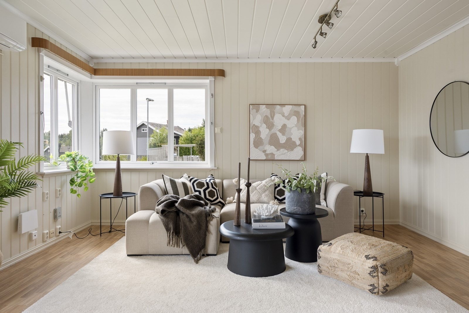 Godt med vinduer slipper inn rikelig med naturlig lys. Galleribilde