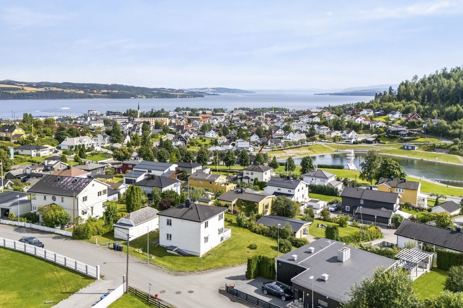 Boligen ligger fint og sentralt til med kort vei til Fastland og Gjøvik sentrum. Galleribilde