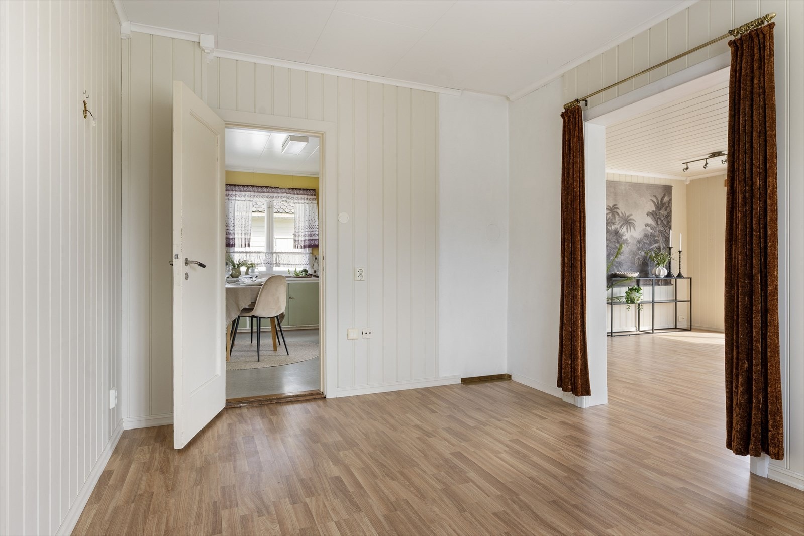 Rommet vis-a-vis stuen ble brukt som spisestue, men kan og fungere som et soverom. Galleribilde