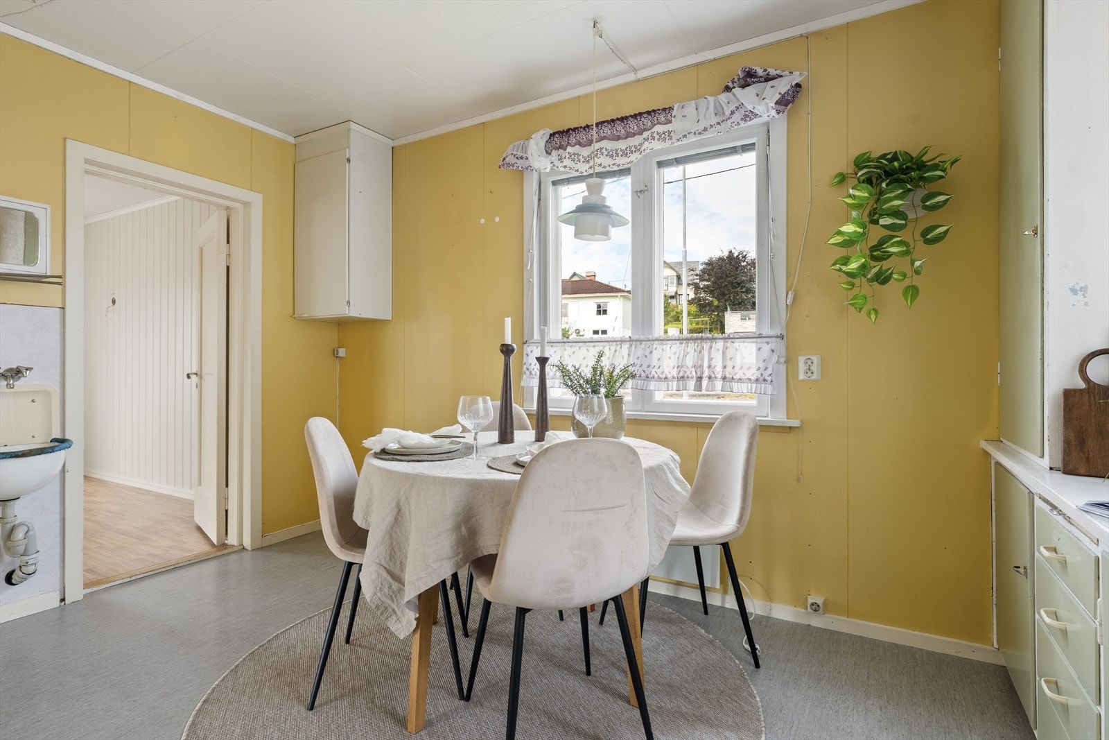Her er det stort potensial til å få et flott kjøkken ved modernisering. Galleribilde