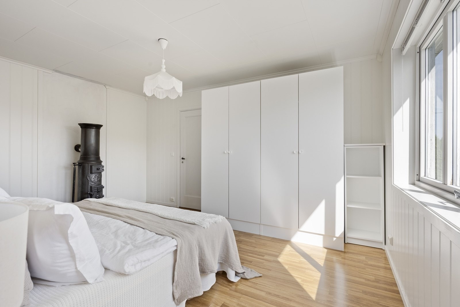 Her er det rikelig med oppbevaringsplass i tillegg til egen peisovn. Galleribilde
