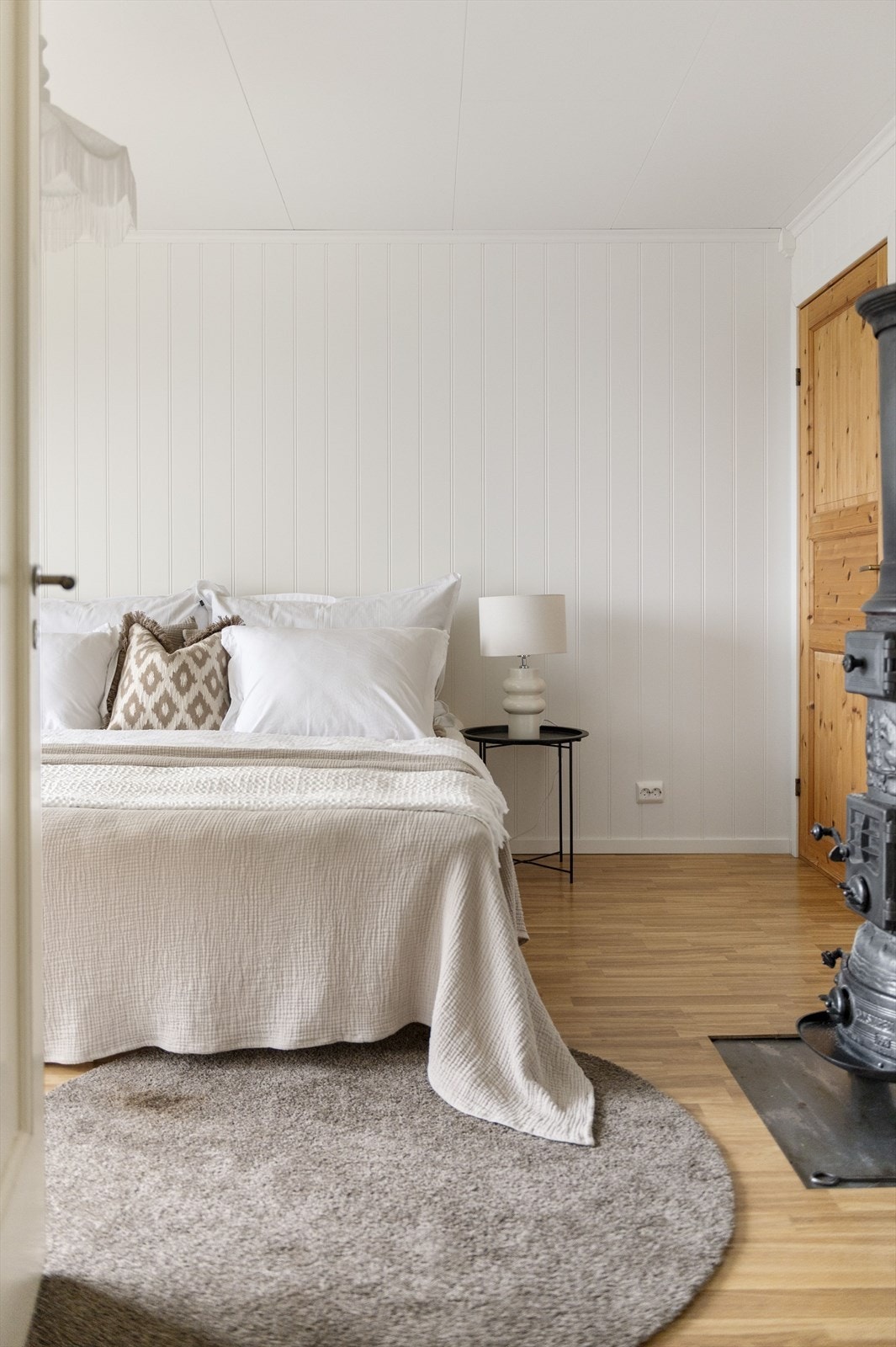 Hovedsoverommet er lyst og innbydende med plass en romslig seng. Galleribilde