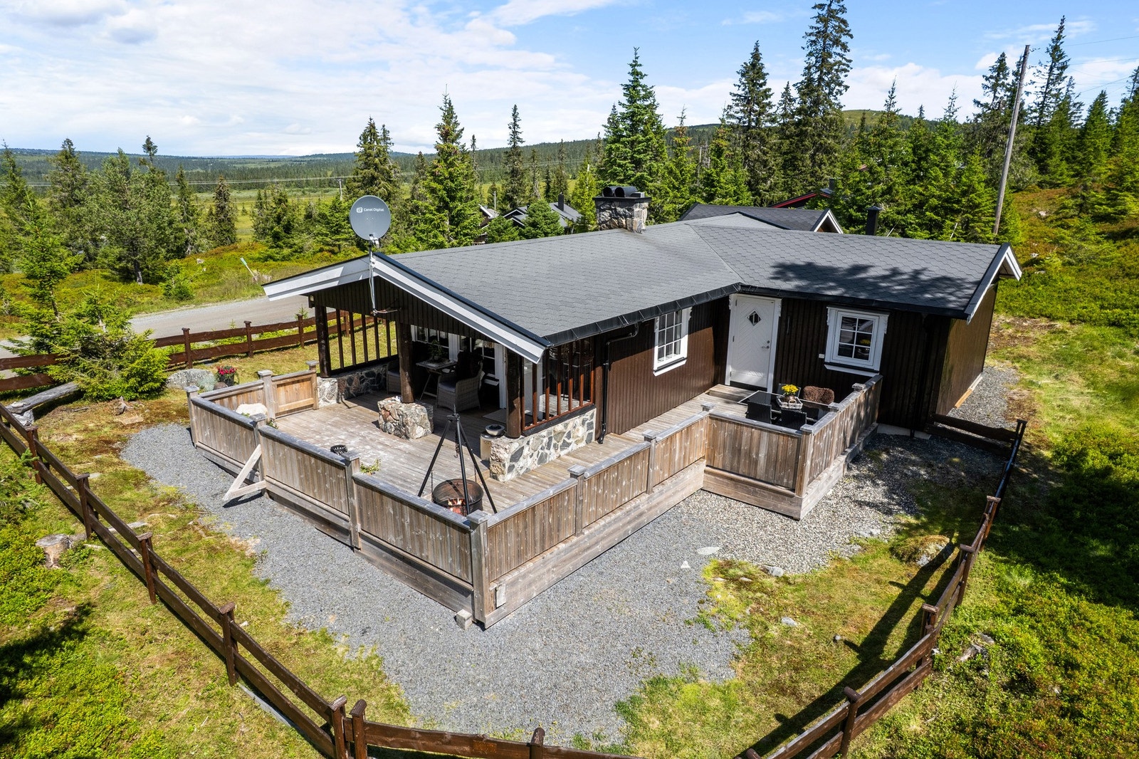 Gårdsplassen er grusbelagt. Galleribilde