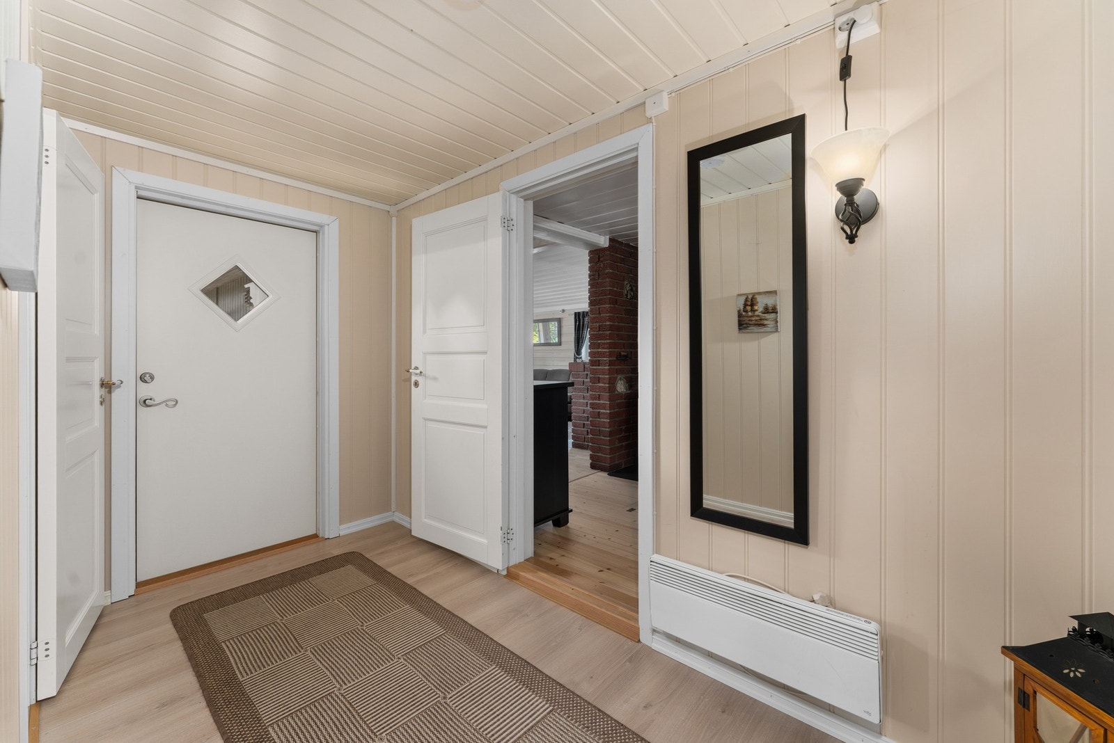 Fra entréen kommer man videre inn i en lys og praktisk gang som binder hyttas rom fint sammen. Herfra er det blant annet adkomst til stuen. Galleribilde