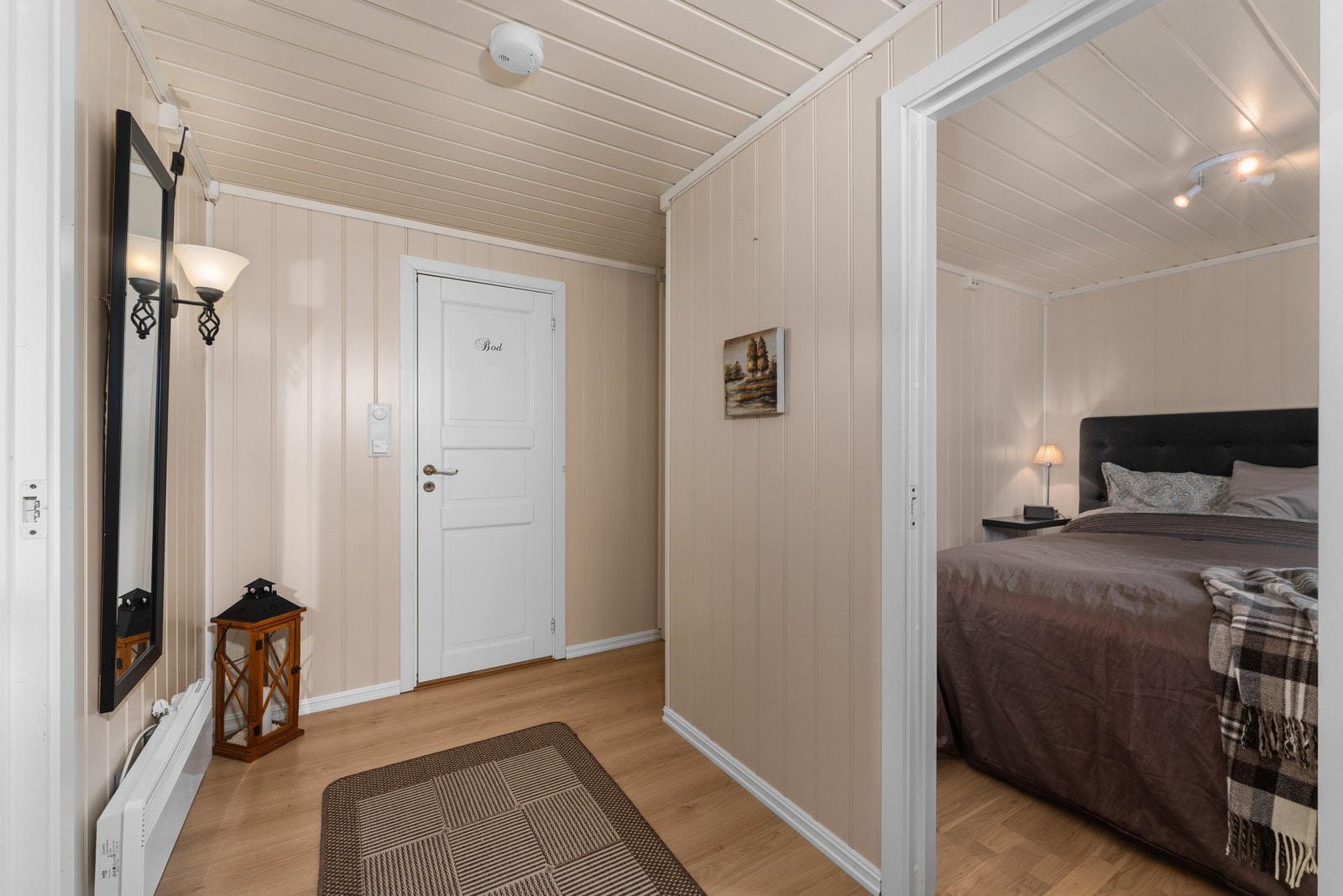 Luftig gang med lyse overflater. Galleribilde