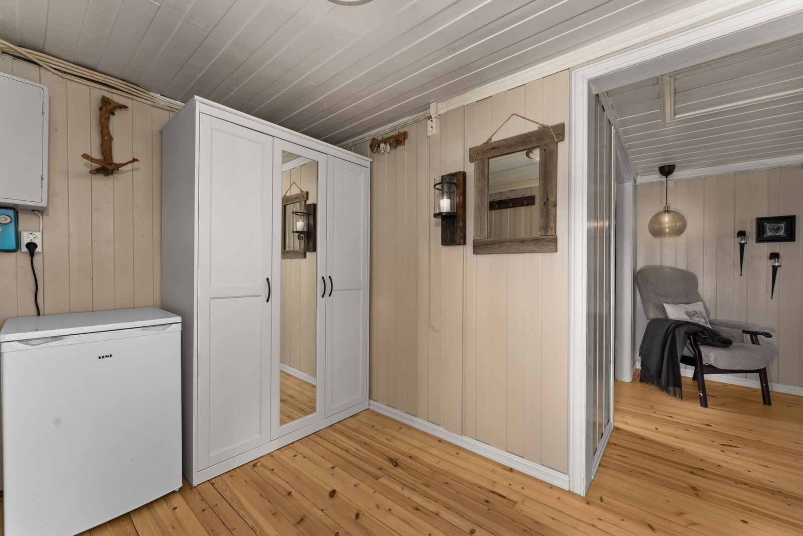 I gangen er det god plass til oppbevaring i en romslig garderobe med speilfront. Her er det også praktisk plass til et mindre kjøleskap eller en fryser. Galleribilde