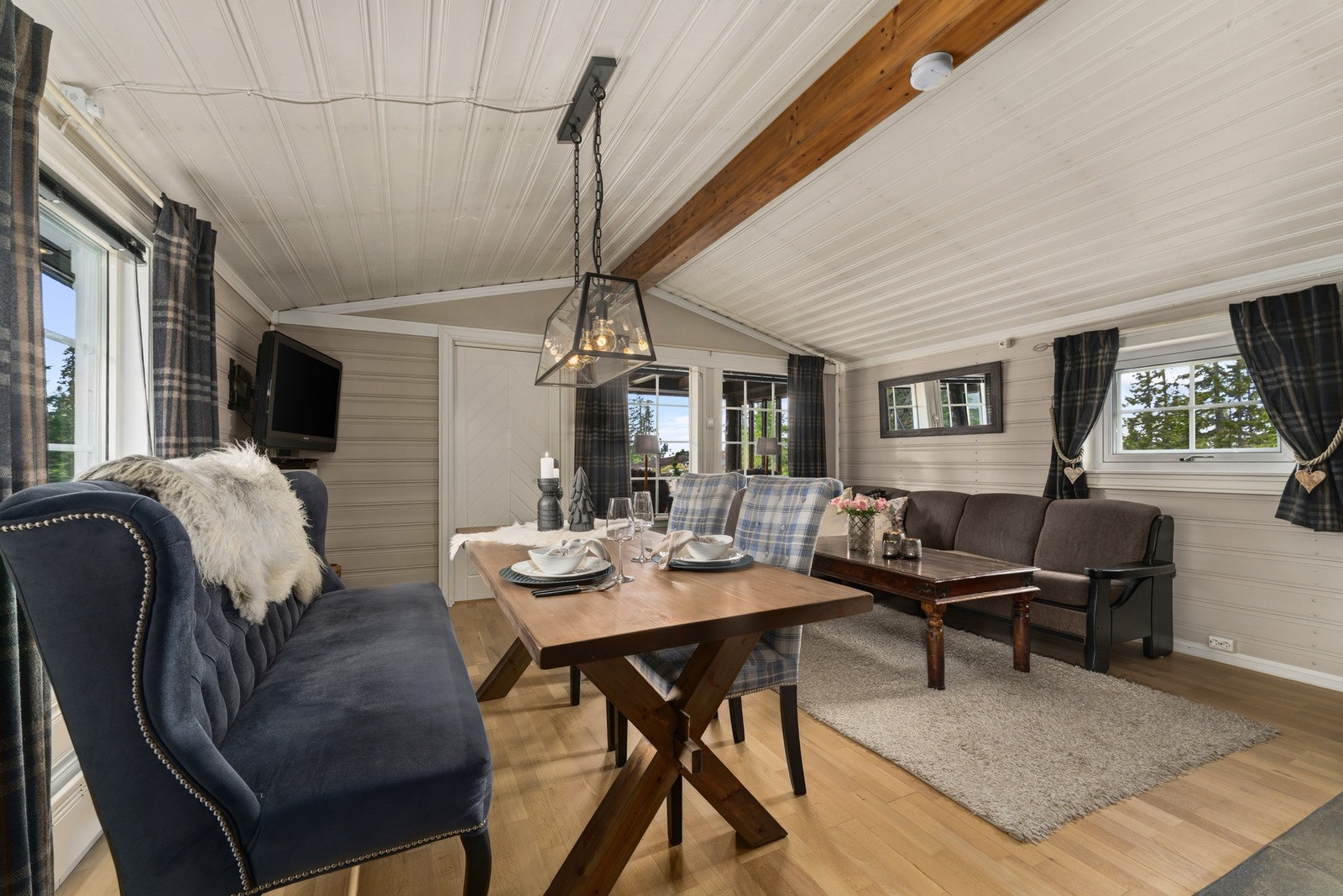 Stuen er et lunt og innbydende oppholdsrom med god plass til både sofagruppe og spisebord. Galleribilde
