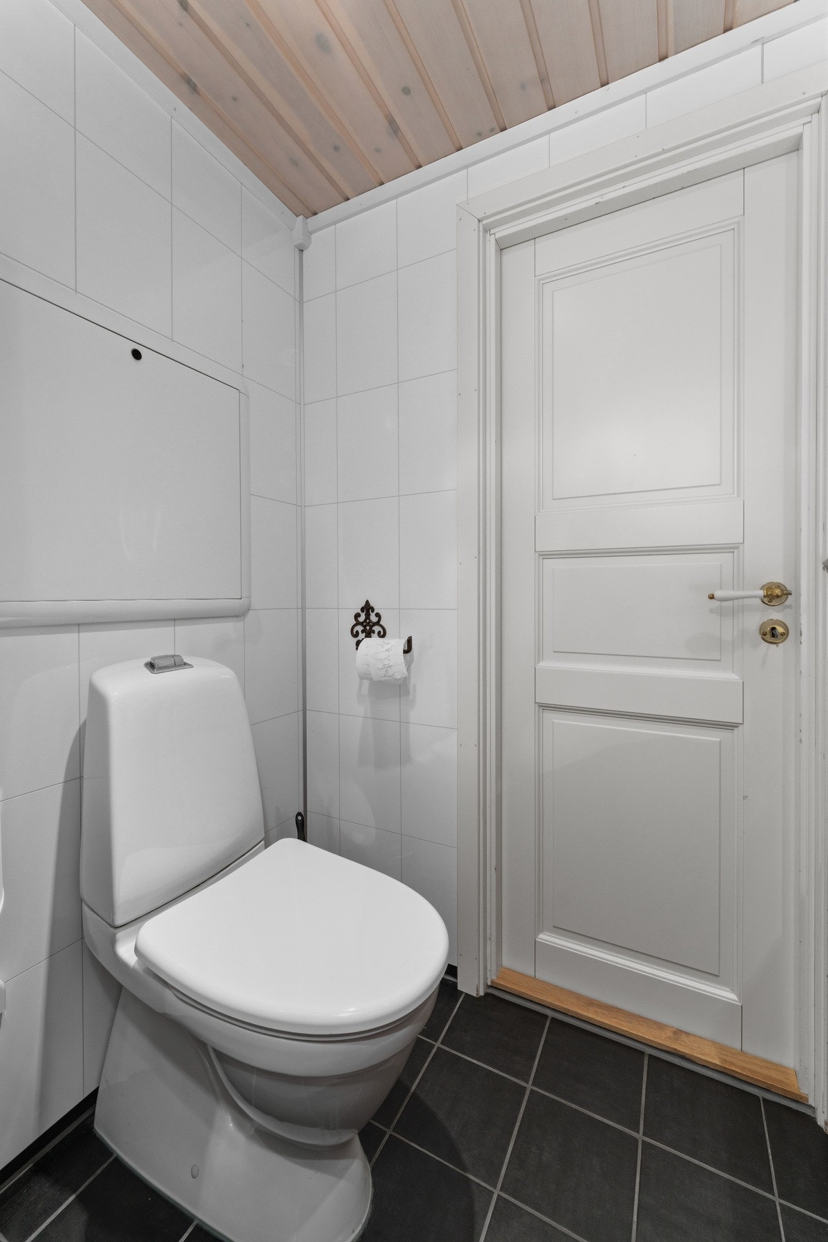 Badet er innredet med dusjkabinett og toalett. Galleribilde
