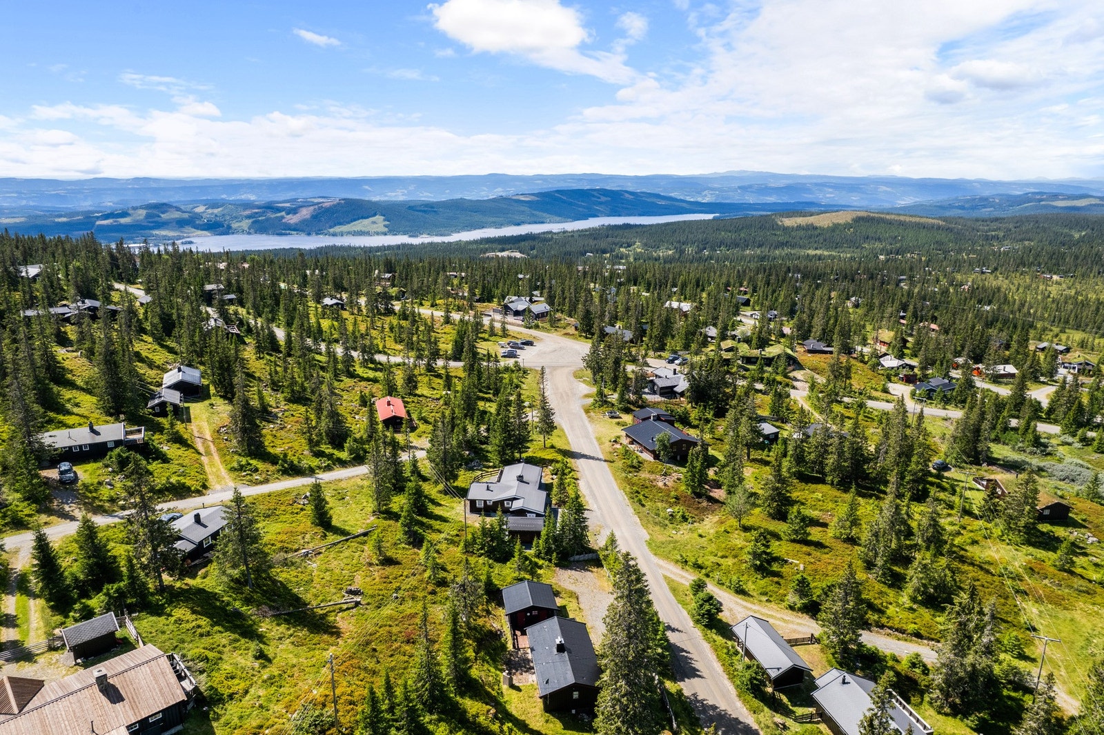 Fra hytta er det kort vei til både turstier og det omfattende løypenettet - et godt utgangspunkt for aktive dager i fjellet året rundt. Galleribilde