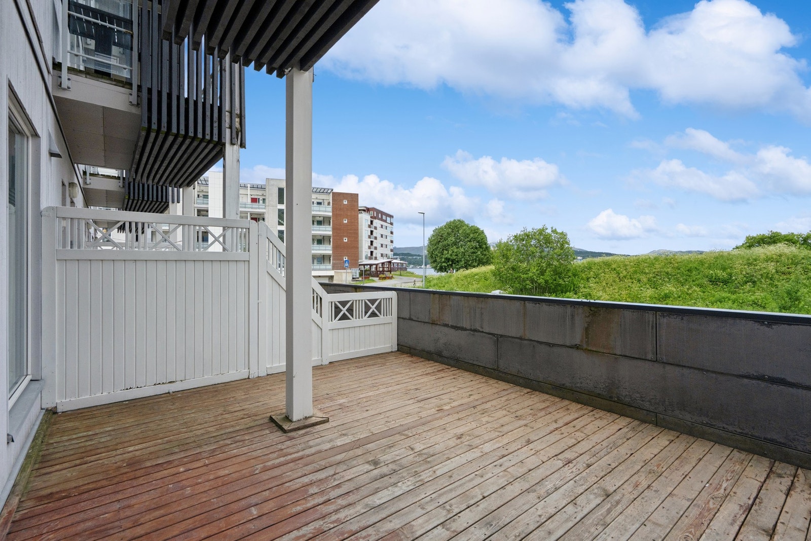 Solrik og romslig terrasse på ca. 19 m². Galleribilde