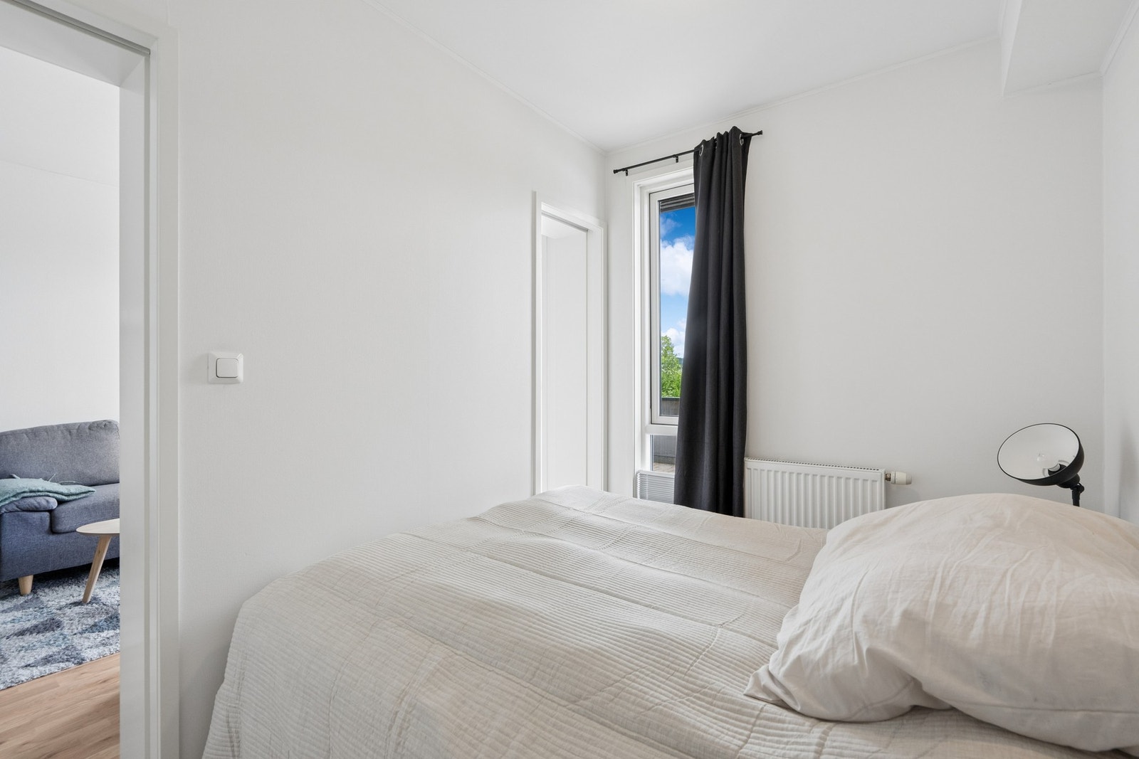Oppvarming med radiator tilknyttet fjernvarmeanlegget. Galleribilde