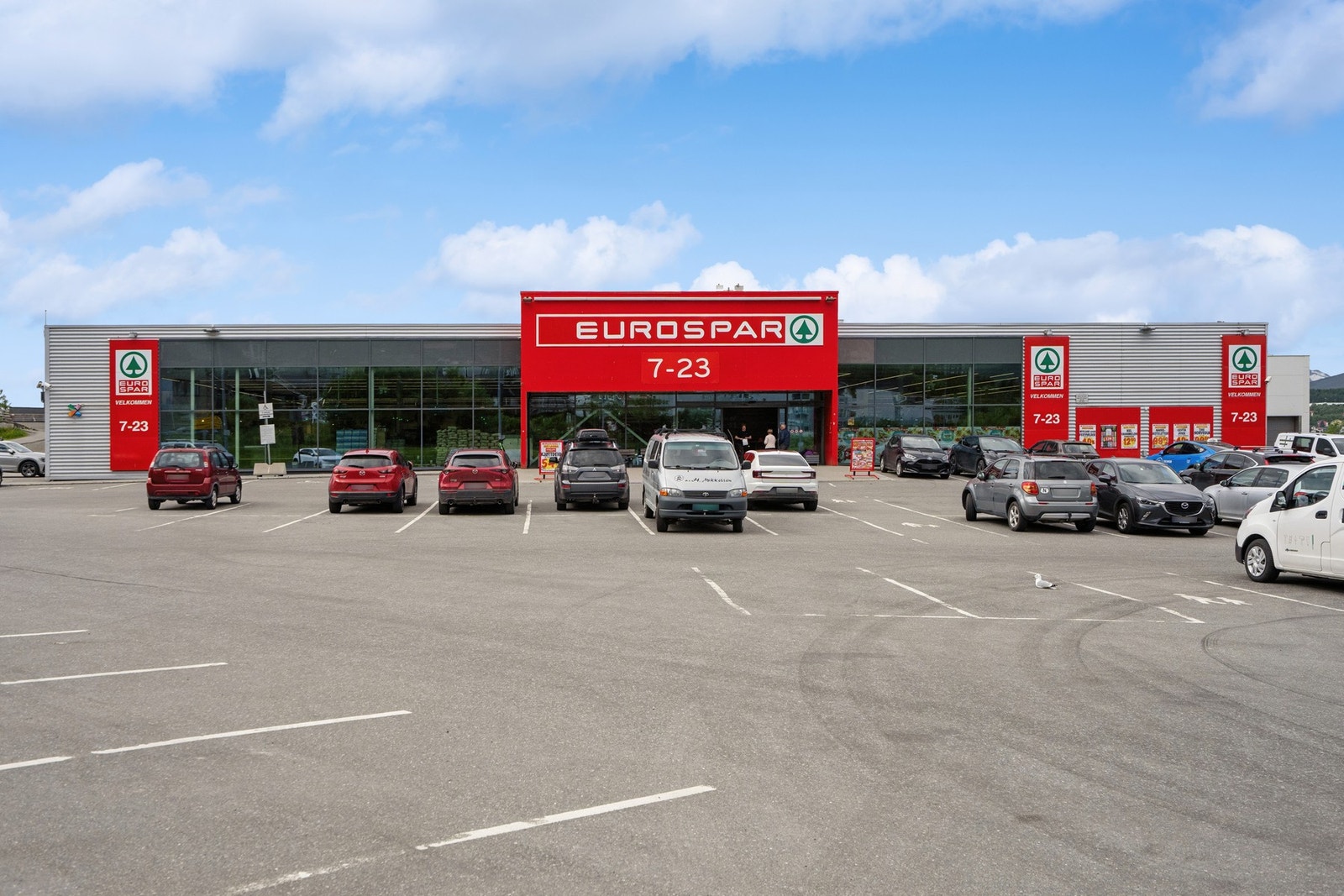 Dagligvarehandelen gjøres enkelt hos Eurospar, kun to minutters gange unna. Velkommen på visning! Galleribilde
