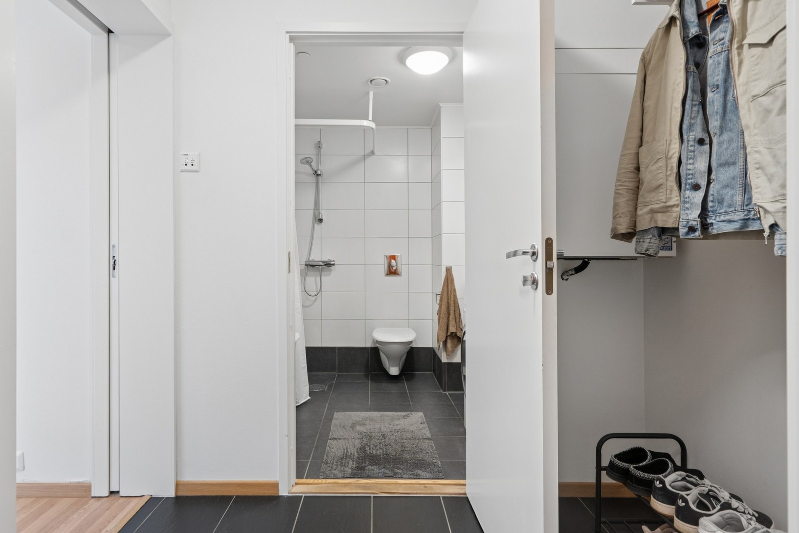 Fra entréen er det direkte adkomst til leilighetens bad. Galleribilde