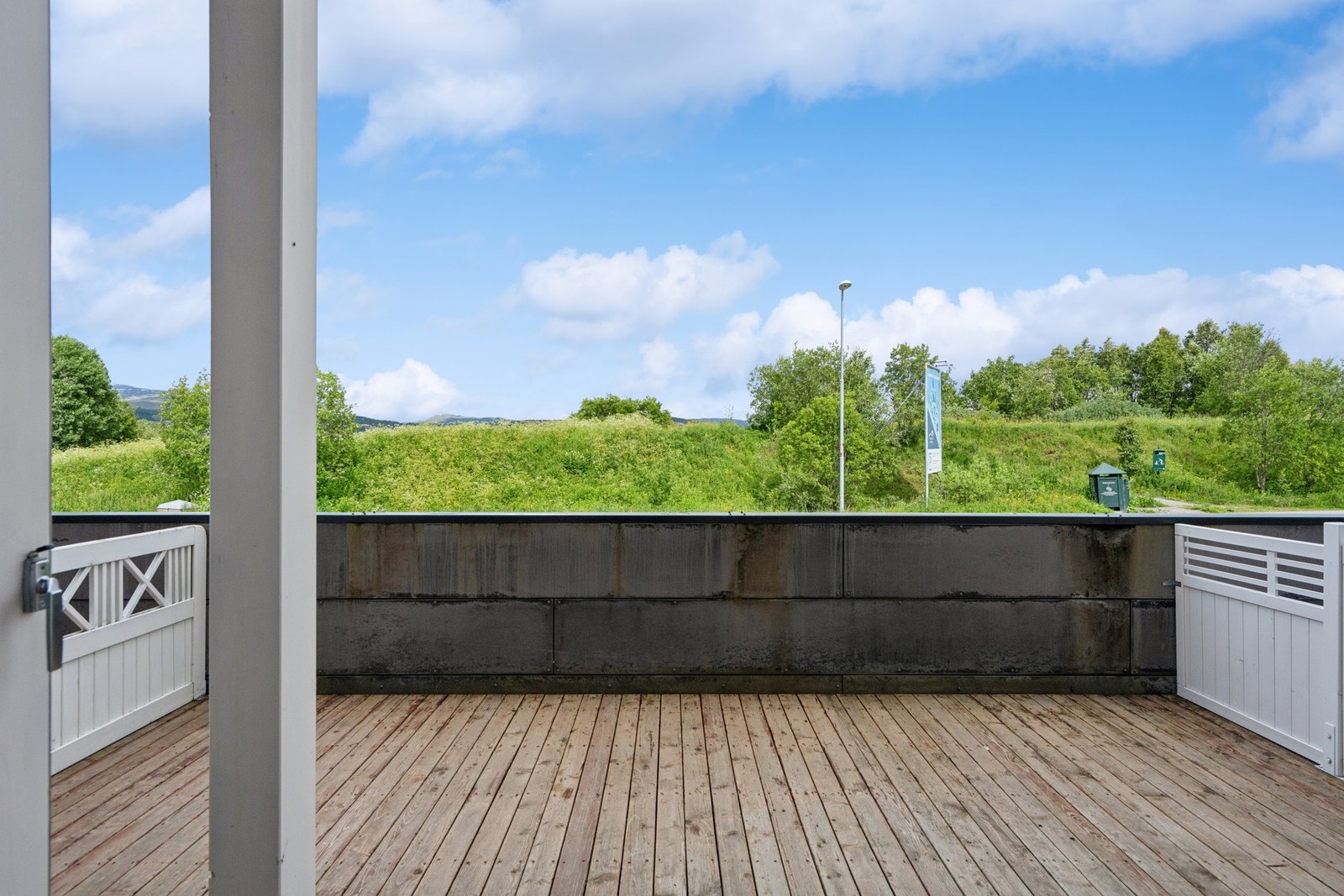 Fra terrassen kan du nyte gode solforhold. Galleribilde