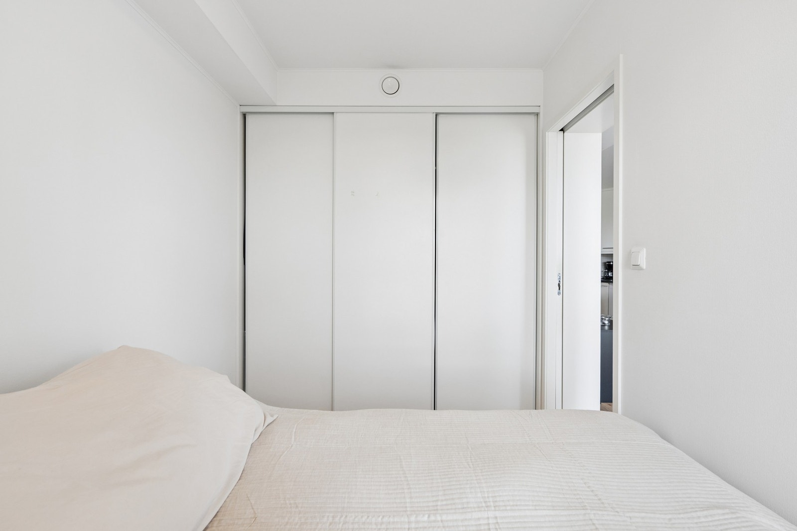 Soverommet har en romslig skyvedørsgarderobe for effektiv oppbevaring. Galleribilde