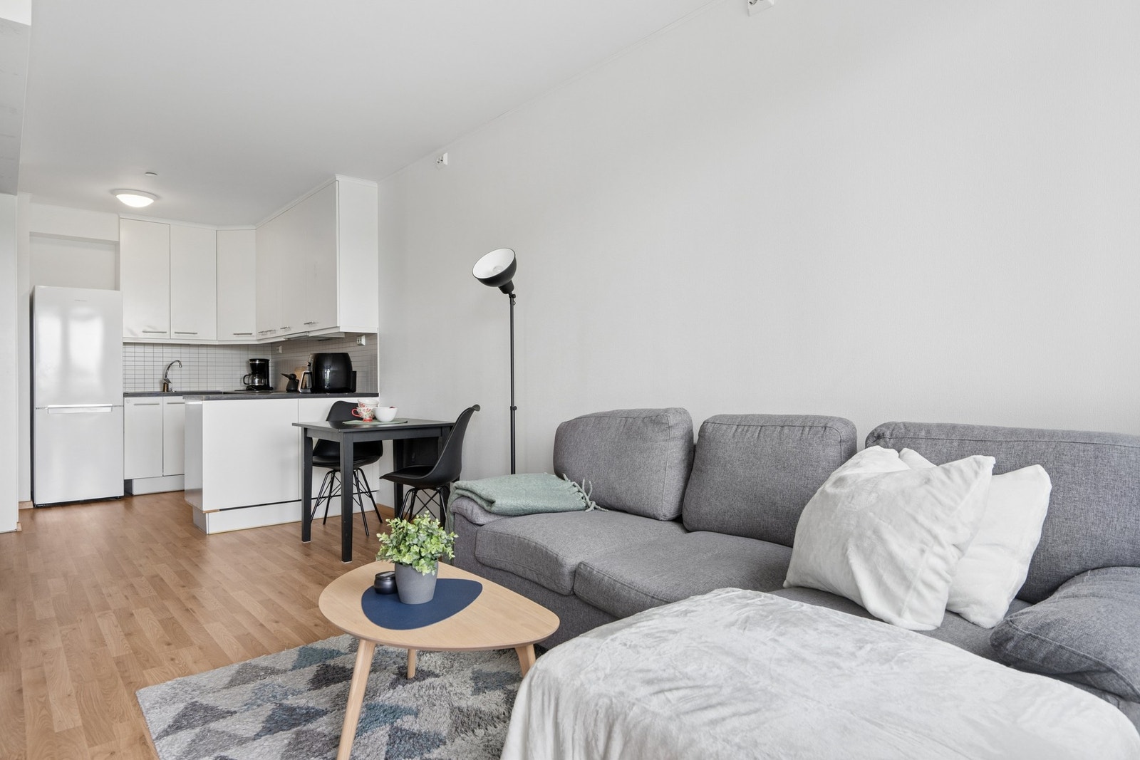 Innredet med lyse og nøytrale farger. Galleribilde