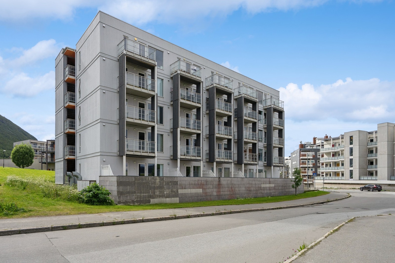 Moderne boligblokk fra 2008, med leiligheten praktisk plassert i 1. etasje. Galleribilde