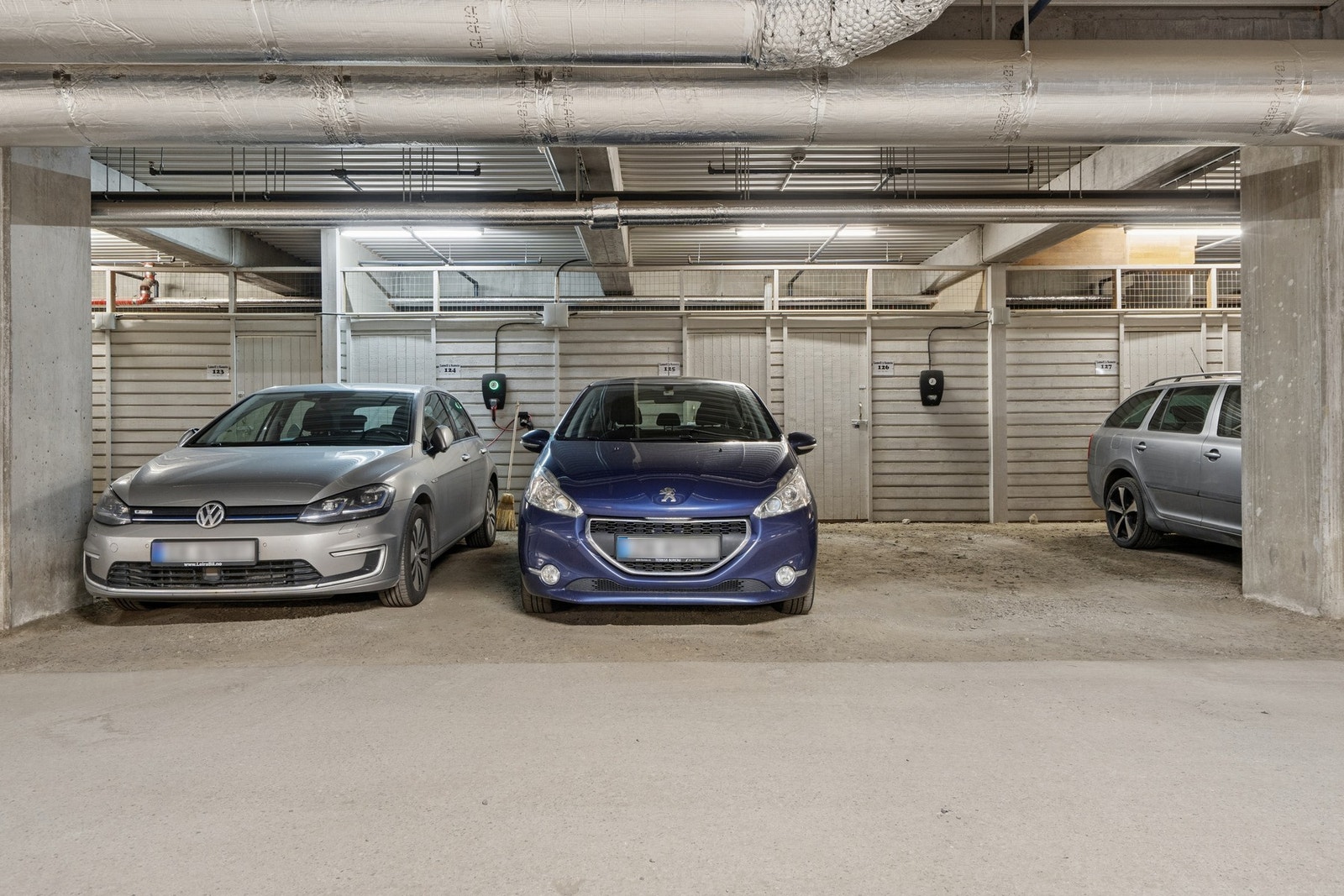 Det medfølger én parkeringsplass i felles garasjeanlegg og en sportsbod på 5 m². Galleribilde