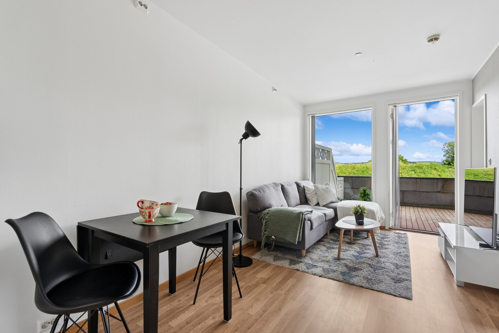 Store vindusflater gir god romfølelse og godt med naturlig lysinnslipp. Galleribilde