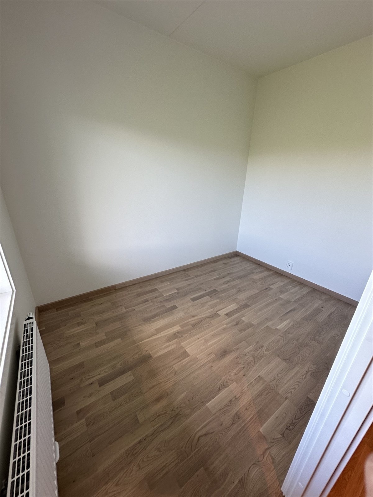 Soverom. Leiligheten har radiator i oppholdsrom. Stort vindu på soverom gir godt med lysinnslipp. Galleribilde