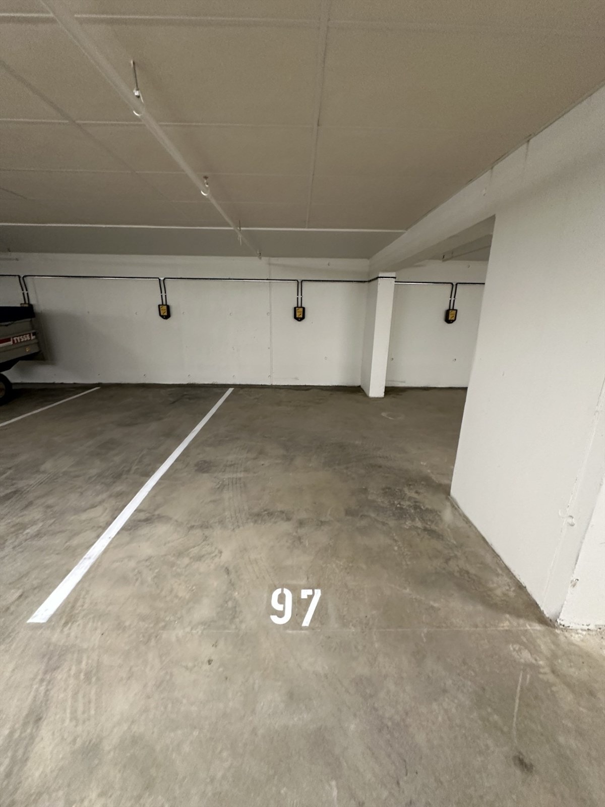 Leiligheten har èn parkeringsplass i garasjeanlegg i byggets kjeller. Det er tilrettelagt for å sette inn el-bil lader. Galleribilde