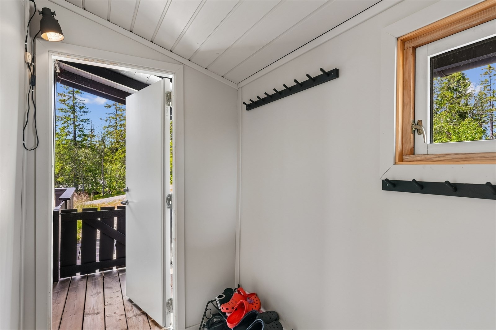 Hytta har et praktisk overbygd inngangsparti inn til gang med god garderobeplass. Galleribilde