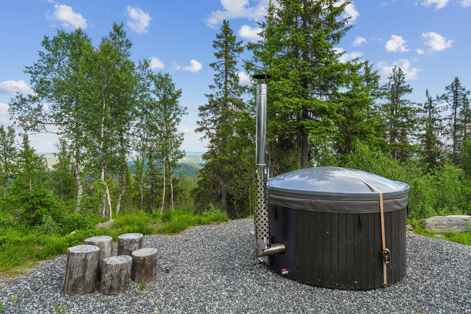 I usjenerte omgivelser med gode solforhold og fine turmulighete finner du en modernisert og innbydende hytte med deilig, vedfyrt badestamp på tunet. Galleribilde