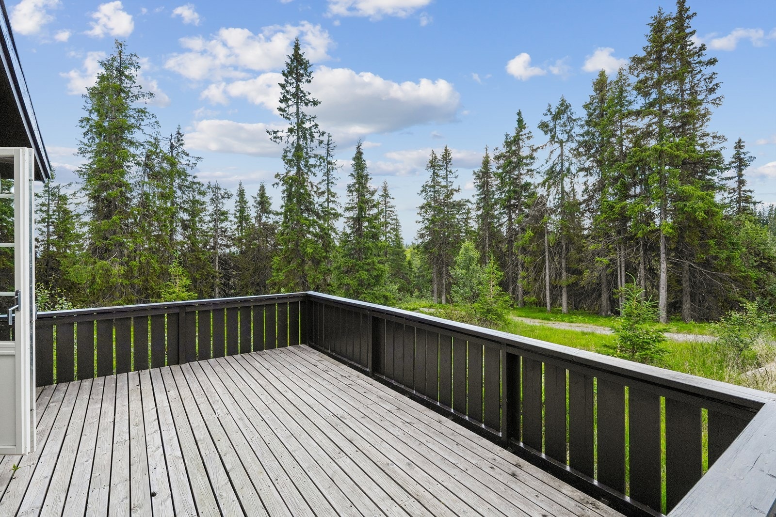 Eiendommen ligger i et fredelig hytte- og stølsområde på Strandhøgda/Skålvassåsen mellom Hedalen og Muggedalen. Galleribilde